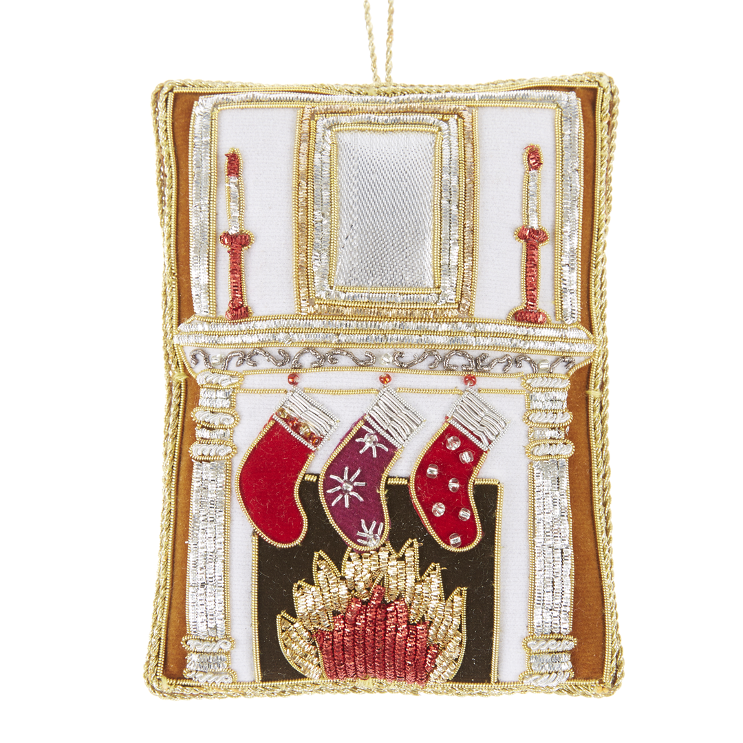 Ornamento Camino Decorato Con Calze